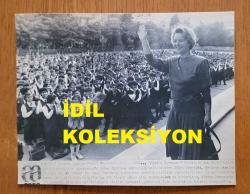 YEŞİLÇAM'IN YILDIZI HÜLYA KOÇYİĞİT'İN ORİJİNAL AJANS-BASIN FOTOĞRAFI (KAĞIT BASKI, HABER METİNLİ) - 19 x 15 cm EBADINDA - HÜLYA KOÇYİĞİT, ''MACİDE ÖĞRETMEN'' DİZİSİ ÇEKİMLERİ İÇİN GELDİĞİ OKULDA ÖĞRENCİLERİ SELAMLARKEN