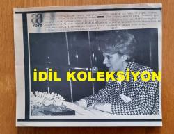 YEŞİLÇAM'IN YILDIZI HÜLYA KOÇYİĞİT'İN ORİJİNAL AJANS-BASIN FOTOĞRAFI (KAĞIT BASKI, HABER METİNLİ) - 21 x 18 cm EBADINDA - HÜLYA KOÇYİĞİT, ULUS  HOTARY KULÜBÜNÜN VERDİĞİ YEMEKTE KONUŞMA YAPARKEN, 1988