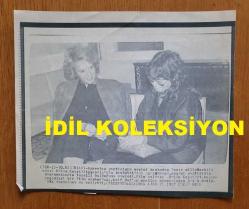 YEŞİLÇAM'IN YILDIZI HÜLYA KOÇYİĞİT'İN ORİJİNAL AJANS-BASIN FOTOĞRAFI (KAĞIT BASKI, HABER METİNLİ) - 19 x 16 cm EBADINDA - HÜLYA KOÇYİĞİT, ANAVATAN PARTİSİ İZMİR MİLLETVEKİLİ ADAYI OLDUĞU SEÇİMDE SEÇİMİ KAYBETTİKTEN SONRA RÖPORTAJ VERİRKEN