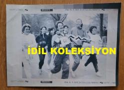 YEŞİLÇAM'IN YILDIZI HÜLYA KOÇYİĞİT'İN ORİJİNAL AJANS-BASIN FOTOĞRAFI (KAĞIT BASKI, HABER METİNLİ) - 21 x 15 cm EBADINDA - HÜLYA KOÇYİĞİT, KATILDIĞI MARATON KOŞUSU SIRASINDA KOŞARKEN, 1990