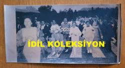 YEŞİLÇAM'IN YILDIZI HÜLYA KOÇYİĞİT'İN ORİJİNAL AJANS-BASIN FOTOĞRAFI (KAĞIT BASKI) - 27 x 14 cm EBADINDA - HÜLYA KOÇYİĞİT, KATILDIĞI MARATON KOŞUSU SIRASINDA KOŞARKEN, 1990