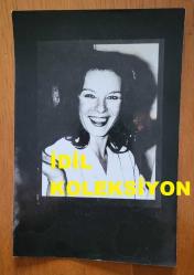 YEŞİLÇAM'IN YILDIZI HÜLYA KOÇYİĞİT'İN ORİJİNAL 2'Lİ AJANS-BASIN FOTOĞRAFI SETİ -18 x 12 cm EBADINDA - HÜLYA KOÇYİĞİT GÜLÜMSERKEN ÇEKİLMİŞ 2 FARKLI KARE