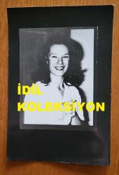 YEŞİLÇAM'IN YILDIZI HÜLYA KOÇYİĞİT'İN ORİJİNAL 2'Lİ AJANS-BASIN FOTOĞRAFI SETİ -18 x 12 cm EBADINDA - HÜLYA KOÇYİĞİT GÜLÜMSERKEN ÇEKİLMİŞ 2 FARKLI KARE