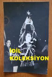 YEŞİLÇAM'IN YILDIZI HÜLYA KOÇYİĞİT'İN ORİJİNAL AJANS-BASIN FOTOĞRAFI - 17 x 10,5 cm EBADINDA - HÜLYA KOÇYİĞİT ALTIN PORTAKAL ÖDÜLÜ KAZANDIĞI SAHNEDE ÖDÜLÜNÜ HAVAYA KALDIRIRKEN. 12 EKİM 1983