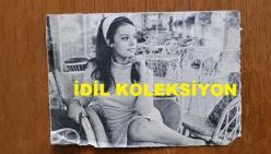 YEŞİLÇAM'IN YILDIZI HÜLYA KOÇYİĞİT'İN DERGİDEN KESİLME FOTOĞRAFI - 13 x 9 cm EBADINDA