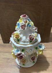 ANTİKA BAROK PORSELEN KAPAKLI ŞEKERLİK / BİSKÜVİLİK – EL YAPIMI ÇİÇEK FİGÜRLÜ El boyaması ve kabartma çiçek detaylarıyla süslenmiş, oldukça zarif görünüme sahip kapaklı porselen şekerlik / bisküvilik. Porselen El yapımı çiçek aplikeleri, el boyama detaylar Klasik / Barok / Capodimonte