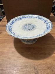 Antika Fransız yapımı Porselen Sunumluk Mavi Bordür (Bordure Bleue) 20. yüzyıl başları (yakl. 1890–1930) Meyve, tatlı veya dekoratif sunumluk  2 yerde ufak atık var fotoğraflarda görüldüğü gibi  Üst çapı 24 cm Ayak çapı 12 cm