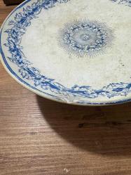 Antika Fransız yapımı Porselen Sunumluk Mavi Bordür (Bordure Bleue) 20. yüzyıl başları (yakl. 1890–1930) Meyve, tatlı veya dekoratif sunumluk  2 yerde ufak atık var fotoğraflarda görüldüğü gibi  Üst çapı 24 cm Ayak çapı 12 cm