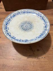 Antika Fransız yapımı Porselen Sunumluk Mavi Bordür (Bordure Bleue) 20. yüzyıl başları (yakl. 1890–1930) Meyve, tatlı veya dekoratif sunumluk  2 yerde ufak atık var fotoğraflarda görüldüğü gibi  Üst çapı 24 cm Ayak çapı 12 cm