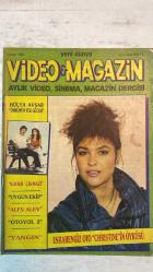 YENİ DÜNYA, VİDEO & MAGAZİN AYLIK VİDEO, SİNEMA, MAGAZİN DERGİSİ - OCAK 1985 - EKREM GÖKKAYA - İHSAN YÜCE - RAFET ŞİRİNER - TARIK BUĞRA - TURGUT ÖZAL - YÜCEL ÇAKMAKLI - İLKSEN BEKTAŞ - YALÇIN TURA - TÜRKAN ŞORAY - NAZAN ŞORAY - ÖMER KAVUR - BARIŞ PİRTE SAN - ORHAN OĞ - CİHAN ÜNAL - AYKUT SÖZER - SACHA DISTEL - NÜKET DURU - ROGER MOOR - ELKE RITSCHEL - GRACE JONES - CHRISTINE AVERY - ROBERT CAVENDISH - SELÇUK KIZILKAYALI - GÜL EVRİM - CENGİZ TANER - GÜLŞEN BUBİKOĞLU - MÜJDAT GEZEN - PERRAN KUTMAN - MÜNİR ÖZKUL - AYŞEN GRUDA - ŞEMSİ İNKAYA - ASUMAN ARSAN - TEMEL GÜRSU - TÜRKER İNANOĞLU - ERDOĞAN TUNAŞ - ÇETİN GÜRTOP  ÖMRÜMÜN TEK GECESİ - KADER ÇIKMAZI - UYGUN EKİP - ALEV ALEV - OTOYOL 2 - YANGIN - CHRISTINE’İN ÖYKÜSÜ - SOSYETE ŞABAN - KÜÇÜK AĞA - KÖREBE - MAVİ CENNET - GİRGİRİYE’DE SEÇİM - BEYOĞLU BEYOĞLU - ÇÖPÇÜNÜN SERÜVENİ - HUDSON’DAKİ MOSKOVA - DİL YARASI - ORTA DİREK ŞABAN - ORHAN KAPTAN - KANUN KANUNDUR - YARDIM ÇIĞLIKLARI - TAM TAKIM EKSİKSİZ 54 SAYFA