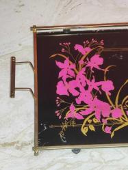 19470-1980 YILLARIN ÇOK KULLANILAN NOSTALJİK METAL ÇERÇEVELİ BOYAMA ÇİÇEK DESENLİ CAM KAHVE TEPSİSİ