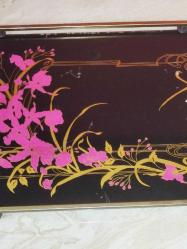 19470-1980 YILLARIN ÇOK KULLANILAN NOSTALJİK METAL ÇERÇEVELİ BOYAMA ÇİÇEK DESENLİ CAM KAHVE TEPSİSİ