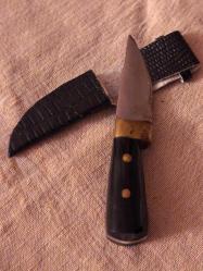 Mini bıçak formunda çakı çelik. kabze boynuz