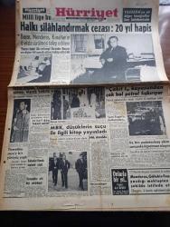 Hürriyet Gazetesi - Turkish Newspaper - 11 Ekim 1960 - halkı silahlandırmak cezası 20 yıl hapis - Sabık iktidarın Büyük Millet Meclisi Başkanı Refik Koraltan'ın Yassıada'da odasında çekilen fotoğraf - Celal Bayar Adnan Menderes Refik koraltan'ın  6 yılda sürülmesi talep ediliyor - Yassıada'da ilk celseyi Reşide Bayar ve diğer 40 sanık ailesi takip edecek - spor sarayı'nda yapılan öğretmenler toplantısında milli birlik komitesinden Muzaffer Özdağ konuşuyor fotoğraf - Çakıt 1 kuyusundan çok Petrol fışkırıyor - Yassıada duruşmaları ile ilgili olarak dolmabahçe'de yapılan bütün hazırlıklar tamamlanmıştır fotoğraf - milli birlik komitesi düşüklerin suçu ile ilgili kitap yayınladı - milli lige bu hafta 12 maçla devam ediliyor - Fenerbahçe kulübünün tertip etti Balkan şehirleri arasındaki futbol turnuvasının programı açıklandı - Enfarktüs vakaları güneşteki lekeler yüzünden çoğalıyor - Brigitte Bardot fotoğraf yanına Vadim'i çağırdı fotoğraf - Yassıada'dan fotoğraflar Yeşilhisar hadiseleri