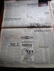 Hürriyet Gazetesi - Turkish Newspaper - 11 Ekim 1960 - halkı silahlandırmak cezası 20 yıl hapis - Sabık iktidarın Büyük Millet Meclisi Başkanı Refik Koraltan'ın Yassıada'da odasında çekilen fotoğraf - Celal Bayar Adnan Menderes Refik koraltan'ın  6 yılda sürülmesi talep ediliyor - Yassıada'da ilk celseyi Reşide Bayar ve diğer 40 sanık ailesi takip edecek - spor sarayı'nda yapılan öğretmenler toplantısında milli birlik komitesinden Muzaffer Özdağ konuşuyor fotoğraf - Çakıt 1 kuyusundan çok Petrol fışkırıyor - Yassıada duruşmaları ile ilgili olarak dolmabahçe'de yapılan bütün hazırlıklar tamamlanmıştır fotoğraf - milli birlik komitesi düşüklerin suçu ile ilgili kitap yayınladı - milli lige bu hafta 12 maçla devam ediliyor - Fenerbahçe kulübünün tertip etti Balkan şehirleri arasındaki futbol turnuvasının programı açıklandı - Enfarktüs vakaları güneşteki lekeler yüzünden çoğalıyor - Brigitte Bardot fotoğraf yanına Vadim'i çağırdı fotoğraf - Yassıada'dan fotoğraflar Yeşilhisar hadiseleri