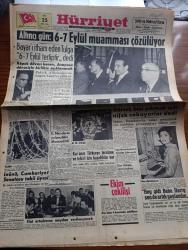 Hürriyet Gazetesi - Turkish Newspaper - 25 Ekim 1960 - Yassıada'da altıncı gün 6-7 Eylül muamması çözülüyor - Celal Bayar'ı itham eden Refik Tulga 6-7 Eylül tertiptir dedi - köpek davası kararı anayasa davası ile birlikte açıklanacak - Patrik Athenagoras Bugün Yassıada'ya gidiyor - Celal Bayar ve Adnan Menderes duruşma salonunda fotoğraf - Ethem Menderes yalancılıkla itham edildi - Kur'an'ın Türkçe'ye tercüme ve tefsiri için hazırlıklar var - İsmet İnönü Cumhuriyet senatosu tabii üyesi - Ziya Gökalp Yarın anılıyor - Cemal Gürsel Diyarbakır'da bizi yıkmak için nifak sokuyorlar dedi - İstanbul'da sinema tiyatro programı - Onlarla bir yıl yazan sabık başvekil Adnan Menderes'in son hususi özel kalem müdürü Arif Özgen Yazı Dizisi - Elvis Presley ve Juliet Prowse fotoğraf - A milli takım namzetleri Dün yeniden tespit edildi - Avrupa şampiyonu kulüpler kupası'nda bugüne kadar 228 maçta 903 gol atıldı - Ankara'da sakatlanan Can Bartu 20 gün futbol oynamayacak fotoğraf - İspanya'da Barcelona