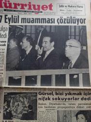 Hürriyet Gazetesi - Turkish Newspaper - 25 Ekim 1960 - Yassıada'da altıncı gün 6-7 Eylül muamması çözülüyor - Celal Bayar'ı itham eden Refik Tulga 6-7 Eylül tertiptir dedi - köpek davası kararı anayasa davası ile birlikte açıklanacak - Patrik Athenagoras Bugün Yassıada'ya gidiyor - Celal Bayar ve Adnan Menderes duruşma salonunda fotoğraf - Ethem Menderes yalancılıkla itham edildi - Kur'an'ın Türkçe'ye tercüme ve tefsiri için hazırlıklar var - İsmet İnönü Cumhuriyet senatosu tabii üyesi - Ziya Gökalp Yarın anılıyor - Cemal Gürsel Diyarbakır'da bizi yıkmak için nifak sokuyorlar dedi - İstanbul'da sinema tiyatro programı - Onlarla bir yıl yazan sabık başvekil Adnan Menderes'in son hususi özel kalem müdürü Arif Özgen Yazı Dizisi - Elvis Presley ve Juliet Prowse fotoğraf - A milli takım namzetleri Dün yeniden tespit edildi - Avrupa şampiyonu kulüpler kupası'nda bugüne kadar 228 maçta 903 gol atıldı - Ankara'da sakatlanan Can Bartu 20 gün futbol oynamayacak fotoğraf - İspanya'da Barcelona
