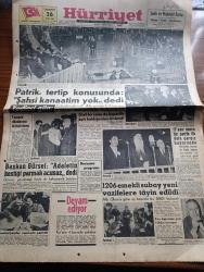 Hürriyet Gazetesi - Turkish Newspaper - 26 Ekim 1960 - 6-7 Eylül duruşmalarına Dün devam edilmiş şahit olarak da Patrik Athenagoras dinlenmiştir fotoğraf - Patrik Athenagoras tertip konusunda şahsi kanaatim yok dedi - Yedinci gün şahitlerden Ekrem Alican Ve Taner Güneş mühim açıklamada bulundular -  Yassıada davalarının birleştirilmesi yazan Çetin Özek - Başbakan Adnan Menderes duruşma salonuna götürülürken fotoğraf - 17 asır sonra bir Patrik ilk defa yargıç huzurunda - Başbakan Cemal Gürsel adaletin kestiği parmak acımaz dedi - Amerika'da cumhuriyetçiler zencilerin peşinde - İstanbul'da sinema tiyatro programı - Zeki Müren ana başta taç imiş pek yakında Grafson plaklarında - Onlarla bir yıl yazan sabık başvekil Adnan Menderes'in son hususi özel kalem müdürü Arif Özgen Yazı Dizisi - Sophia Loren son filminde neden başarılıydı fotoğraf - 2. Cumhuriyet anayasası ön projesinin tam metni - A milli takım namzetleri hazırlık maçında Beyoğlusporu 4-0 yendi - Galatasaray dün çalıştı fotoğraf