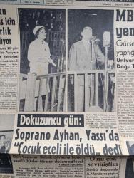 Hürriyet Gazetesi - Turkish Newspaper - 1 Kasım 1960 - Yassıada davalarının 9. Günü - bebek davası sırasında çekilen fotoğrafta tanık olarak dinlenen opera sanatçısı Ayhan Aydan ve Adnan Menderes fotoğraf - Soprano Ayhan Aydan çocuk eceliyle öldü dedi - Demokrat partiye bağışta bulunanlar ifade veriyor - armatör Akif Sadıkoğlu tevkif edildi - milli birlik komitesi tasfiye hareketini yeniden tetkik edecek - İran tahtı Nihayet dün erkek evlada kavuştu - Ayhan Aydan Adnan Menderes'i çok sevmiştim dedi - İran Şahı yakında taç giyecek - yeğeni Ünsal Akyol ile evlenmek üzere Amerika'ya giden Birsen Emralı fotoğraf - İstanbul'da sinema tiyatro programı - İstanbul Ankara Radyosu Programı - Elizabeth Taylor bir türlü Mesut olamadı fotoğraf - akciğer kanseri neden artıyor - Daniele Gaubert Brigitte Bardot'a rakip oluyor fotoğraf - Onlarla bir yıl yazan sabık başvekil Adnan Menderes'in son hususi özel kalem müdürü Arif Özgen Yazı Dizisi - Garanti Bankası - Milli takımı Sandro Puppo çalıştıracak