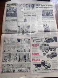 Hürriyet Gazetesi - Turkish Newspaper - 1 Kasım 1960 - Yassıada davalarının 9. Günü - bebek davası sırasında çekilen fotoğrafta tanık olarak dinlenen opera sanatçısı Ayhan Aydan ve Adnan Menderes fotoğraf - Soprano Ayhan Aydan çocuk eceliyle öldü dedi - Demokrat partiye bağışta bulunanlar ifade veriyor - armatör Akif Sadıkoğlu tevkif edildi - milli birlik komitesi tasfiye hareketini yeniden tetkik edecek - İran tahtı Nihayet dün erkek evlada kavuştu - Ayhan Aydan Adnan Menderes'i çok sevmiştim dedi - İran Şahı yakında taç giyecek - yeğeni Ünsal Akyol ile evlenmek üzere Amerika'ya giden Birsen Emralı fotoğraf - İstanbul'da sinema tiyatro programı - İstanbul Ankara Radyosu Programı - Elizabeth Taylor bir türlü Mesut olamadı fotoğraf - akciğer kanseri neden artıyor - Daniele Gaubert Brigitte Bardot'a rakip oluyor fotoğraf - Onlarla bir yıl yazan sabık başvekil Adnan Menderes'in son hususi özel kalem müdürü Arif Özgen Yazı Dizisi - Garanti Bankası - Milli takımı Sandro Puppo çalıştıracak