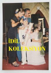 HÜLYA AVŞAR'IN ORİJİNAL 2'Lİ FOTOĞRAF SETİ - 12,5 x 8,5 cm EBADINDA - HÜLYA AVŞAR BİR SÜNNET DÜĞÜNÜNDE SAHNEYE ÇIKIP SUNUCULUK YAPARKEN ÇEKİLMİŞ 2 FARKLI KARE