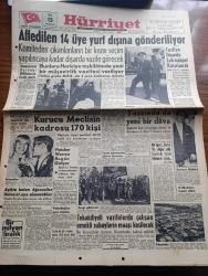 Hürriyet Gazetesi - Turkish Newspaper - 15 Kasım 1960 - affedilen 14 milli birlik komitesi üyesi yurt dışına gönderiliyor - komiteden çıkarılanların bir kısmı seçim yapılıncaya kadar dışarıda vazife görecek - Alparslan Türkeş grubu milli birlik komitesinin 4 sene kalmasını istemiş - demokrasi kervanı milli birlik komitesinden de geldi geçti - Başkan Cemal Gürsel milli birlik komitesinin çalışmalarına katıldı fotoğraf - milli birlik komitesinin tasfiyesi dışarıda çok müspet karşılandı - Yassıada'da yeni bir dava - İpar yolsuzluğu davası ile Adnan Menderes 4. defa Yüce divana çıkıyor - Amerikan Büyükelçisi Fletcher Warren bugün gidiyor - Suriye'nin amude şehrinde bir sinema yandı 200 çocuk öldü - İstanbul'da sinema tiyatro programı - iklimler değiştirilebilecek - Londra'da bekar erkekler için yeni bir okul açıldı - elektronik beyin kalp hastalığı ile savaşacak - sarışın bomba Marilyn Monroe yalnız kalmak istiyor - A ve B millilerin bugünkü maçları -  Galatasaray  Olympiyakos maçı