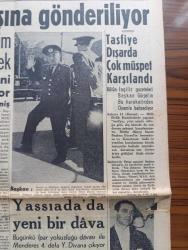 Hürriyet Gazetesi - Turkish Newspaper - 15 Kasım 1960 - affedilen 14 milli birlik komitesi üyesi yurt dışına gönderiliyor - komiteden çıkarılanların bir kısmı seçim yapılıncaya kadar dışarıda vazife görecek - Alparslan Türkeş grubu milli birlik komitesinin 4 sene kalmasını istemiş - demokrasi kervanı milli birlik komitesinden de geldi geçti - Başkan Cemal Gürsel milli birlik komitesinin çalışmalarına katıldı fotoğraf - milli birlik komitesinin tasfiyesi dışarıda çok müspet karşılandı - Yassıada'da yeni bir dava - İpar yolsuzluğu davası ile Adnan Menderes 4. defa Yüce divana çıkıyor - Amerikan Büyükelçisi Fletcher Warren bugün gidiyor - Suriye'nin amude şehrinde bir sinema yandı 200 çocuk öldü - İstanbul'da sinema tiyatro programı - iklimler değiştirilebilecek - Londra'da bekar erkekler için yeni bir okul açıldı - elektronik beyin kalp hastalığı ile savaşacak - sarışın bomba Marilyn Monroe yalnız kalmak istiyor - A ve B millilerin bugünkü maçları -  Galatasaray  Olympiyakos maçı