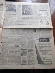 Hürriyet Gazetesi - Turkish Newspaper - 15 Kasım 1960 - affedilen 14 milli birlik komitesi üyesi yurt dışına gönderiliyor - komiteden çıkarılanların bir kısmı seçim yapılıncaya kadar dışarıda vazife görecek - Alparslan Türkeş grubu milli birlik komitesinin 4 sene kalmasını istemiş - demokrasi kervanı milli birlik komitesinden de geldi geçti - Başkan Cemal Gürsel milli birlik komitesinin çalışmalarına katıldı fotoğraf - milli birlik komitesinin tasfiyesi dışarıda çok müspet karşılandı - Yassıada'da yeni bir dava - İpar yolsuzluğu davası ile Adnan Menderes 4. defa Yüce divana çıkıyor - Amerikan Büyükelçisi Fletcher Warren bugün gidiyor - Suriye'nin amude şehrinde bir sinema yandı 200 çocuk öldü - İstanbul'da sinema tiyatro programı - iklimler değiştirilebilecek - Londra'da bekar erkekler için yeni bir okul açıldı - elektronik beyin kalp hastalığı ile savaşacak - sarışın bomba Marilyn Monroe yalnız kalmak istiyor - A ve B millilerin bugünkü maçları -  Galatasaray  Olympiyakos maçı
