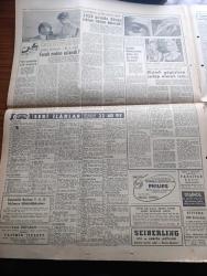 Hürriyet Gazetesi - Turkish Newspaper - 19 Kasım 1960 - İlk hareket Fazıl Akkoyunlu dün gece kabil'e gönderildi fotoğraf - İstanbul Üniversitesi Rektörü Sıddık Sami Onar Ankara palas'ta Milli Birlik komitesi üyeleri ile fotoğraf - İkinci milli birlik komitesinin ilk basın toplantısında Albay Yurdakuler artık bombalar patlatmak niyetinde değiliz dedi - kurucu meclis tasarısı Cemal Gürsel'e veriliyor - doğuda ağalar saltanatının sonu - Sıtkı Yırcalı Yüce divanda - Hollywood'un kralı ünvanlı Clark Gable karısının yanına gömülecek - İstanbul'da sinema tiyatro programı - Sabite Tur Gülerman Pekak gazinosunda - yumurcak filmi başrolde Muzaffer tema Münir Özkul Cebeci Park Sus sinemasında - biçimli göğüslere sahip olmak için -  Skoda - ölüm saçan yarasa filmi Ar sinemasında - Fenerbahçe Darüşşafaka basketbol maçı fotoğraf - Fenerbahçe Kıbrıs'a davet edildi - Beşiktaş'ın durumu yazan Eşref Şefik - Galatasaray basketbol takımı Dün çalıştı - Rostov takımı Yarın Taksim ile oynuyor