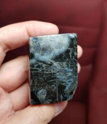 Yoğun Koyu Çubuk Akik Serbest Form - Siyah Numune - Odaklanma, Koruma ve Derin İçgörü Taşı - Ağırlık: 77g - Benzersiz Koleksiyonluk Nadir Parça Kütle