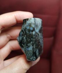 Yoğun Koyu Çubuk Akik Serbest Form - Siyah Numune - Odaklanma, Koruma ve Derin İçgörü Taşı - Ağırlık: 77g - Benzersiz Koleksiyonluk Nadir Parça Kütle