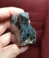 Yoğun Koyu Çubuk Akik Serbest Form - Siyah Numune - Odaklanma, Koruma ve Derin İçgörü Taşı - Ağırlık: 77g - Benzersiz Koleksiyonluk Nadir Parça Kütle