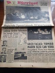 Hürriyet Gazetesi - Turkish Newspaper - 15 Aralık 1960 - boğazda 3 gemi yandı 51 kişi kayıp - Yugoslav tankeri Peter Zoraniç cayır cayır yanarken fotoğraf - facia sebebi 2 dev tankerin çarpışıp birden tutuşması - feci kazada Tarsus vapuru da yandı - Ölenlerden kaptan Cevdet Çubukçu Şekip Mumcu fotoğraf - kaza nasıl oldu krokisi - Grizu faciası 21 maden işçisi can verdi - Zonguldak'ta kozlu incir harmanı ocağı infilakinde 14 de yaralı var - Akbank - İstanbul'da sinema tiyatro programı - Fenerbahçe Galatasaray mühim maçı için çalışmalar fotoğraf - Ayhan Işık - Spor toto'nun 15. Haftasında 13 maçı bilen 70 kişi 2770 er lira alacaklar - 6-7 Eylül sanıkları kendilerini savundu - Adnan Menderes inkılabın samimiyetine yüzde yüz inanıyorum dedi fotoğraf - yepyeni bir silah Minuteman fotoğraf - boğazdaki Deniz faciasından fotoğraflar - denize akan alevler fotoğraf - Tarsus vapuru yanıyor fotoğraf - Gökler hakimi gordon karikatür - Fatoş karikatür -  Güngörmüşler karikatür - Ekrem Şen kayıp
