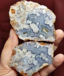 Mavi Çiçekli Akik Çifti – Beyaz Çiçek Desenleri ve Yumuşak Mavi Bantlar – Şifalı Kristal Dilimi - Ağırlık: 156g - Benzersiz Koleksiyonluk Nadir Parça Kütle