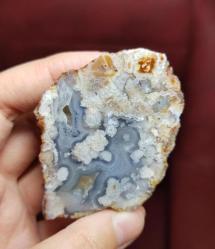 Mavi Çiçekli Akik Çifti – Beyaz Çiçek Desenleri ve Yumuşak Mavi Bantlar – Şifalı Kristal Dilimi - Ağırlık: 156g - Benzersiz Koleksiyonluk Nadir Parça Kütle