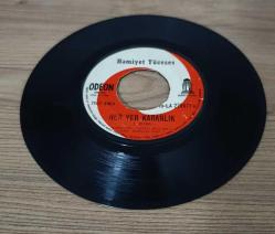 HAMİYET YÜCESES-HER YER KARANLIK