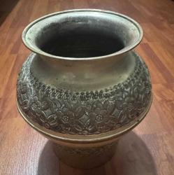 El Dövmesi Desenli Vintage Bakır Vazo El işçiliği kabartma desenli, bakır üzerine gümüş kaplama görünümlü dekoratif vazo. Geleneksel üretim, doğal patinalı. Kırık veya çatlak yok. Koleksiyonluk ve dekoratif kullanım için uygundur. Altında yazı ve imza var ama büyüteçle bile okuyamadım Boy : 20 cm  Çapı 17 cm