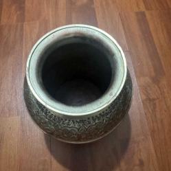 El Dövmesi Desenli Vintage Bakır Vazo El işçiliği kabartma desenli, bakır üzerine gümüş kaplama görünümlü dekoratif vazo. Geleneksel üretim, doğal patinalı. Kırık veya çatlak yok. Koleksiyonluk ve dekoratif kullanım için uygundur. Altında yazı ve imza var ama büyüteçle bile okuyamadım Boy : 20 cm  Çapı 17 cm