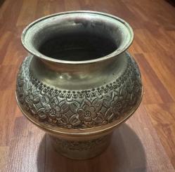 El Dövmesi Desenli Vintage Bakır Vazo El işçiliği kabartma desenli, bakır üzerine gümüş kaplama görünümlü dekoratif vazo. Geleneksel üretim, doğal patinalı. Kırık veya çatlak yok. Koleksiyonluk ve dekoratif kullanım için uygundur. Altında yazı ve imza var ama büyüteçle bile okuyamadım Boy : 20 cm  Çapı 17 cm