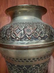 El Dövmesi Desenli Vintage Bakır Vazo El işçiliği kabartma desenli, bakır üzerine gümüş kaplama görünümlü dekoratif vazo. Geleneksel üretim, doğal patinalı. Kırık veya çatlak yok. Koleksiyonluk ve dekoratif kullanım için uygundur. Altında yazı ve imza var ama büyüteçle bile okuyamadım Boy : 20 cm  Çapı 17 cm