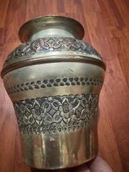 El Dövmesi Desenli Vintage Bakır Vazo El işçiliği kabartma desenli, bakır üzerine gümüş kaplama görünümlü dekoratif vazo. Geleneksel üretim, doğal patinalı. Kırık veya çatlak yok. Koleksiyonluk ve dekoratif kullanım için uygundur. Altında yazı ve imza var ama büyüteçle bile okuyamadım Boy : 20 cm  Çapı 17 cm