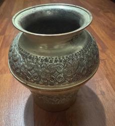 El Dövmesi Desenli Vintage Bakır Vazo El işçiliği kabartma desenli, bakır üzerine gümüş kaplama görünümlü dekoratif vazo. Geleneksel üretim, doğal patinalı. Kırık veya çatlak yok. Koleksiyonluk ve dekoratif kullanım için uygundur. Altında yazı ve imza var ama büyüteçle bile okuyamadım Boy : 20 cm  Çapı 17 cm