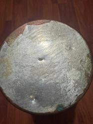 El Dövmesi Desenli Vintage Bakır Vazo El işçiliği kabartma desenli, bakır üzerine gümüş kaplama görünümlü dekoratif vazo. Geleneksel üretim, doğal patinalı. Kırık veya çatlak yok. Koleksiyonluk ve dekoratif kullanım için uygundur. Altında yazı ve imza var ama büyüteçle bile okuyamadım Boy : 20 cm  Çapı 17 cm