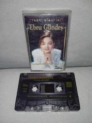 Kaset Ebru Gündeş Tanrı misafiri albümü. Orijinal. Kartonetin sayfaları bantlı, eksiği yok. kaset sorunsuz çalışıyor