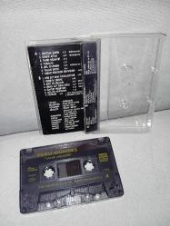 Kaset Ebru Gündeş Tanrı misafiri albümü. Orijinal. Kartonetin sayfaları bantlı, eksiği yok. kaset sorunsuz çalışıyor