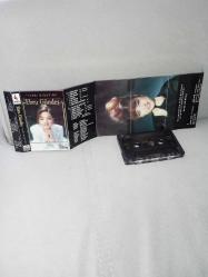 Kaset Ebru Gündeş Tanrı misafiri albümü. Orijinal. Kartonetin sayfaları bantlı, eksiği yok. kaset sorunsuz çalışıyor