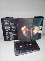 Kaset Ebru Gündeş Tanrı misafiri albümü. Orijinal. Kartonetin sayfaları bantlı, eksiği yok. kaset sorunsuz çalışıyor