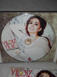 Cd Yıldız Tilbe Şivesi Sensin Aşkın albümü. Orijinal. Dinlemeyi etkilemeyen çizikler var. Sorunsuz çalışıyor.