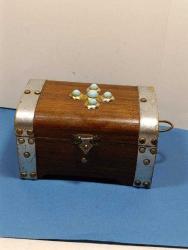 P12---SANDIK ŞEKLİNDE DERİ VE BONCUK DEKORLU AHŞAP KUTU