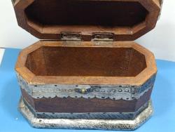 P12---SANDIK ŞEKLİNDE ALÜMİNYUM DEKORLU MASİF AHŞAP KUTU